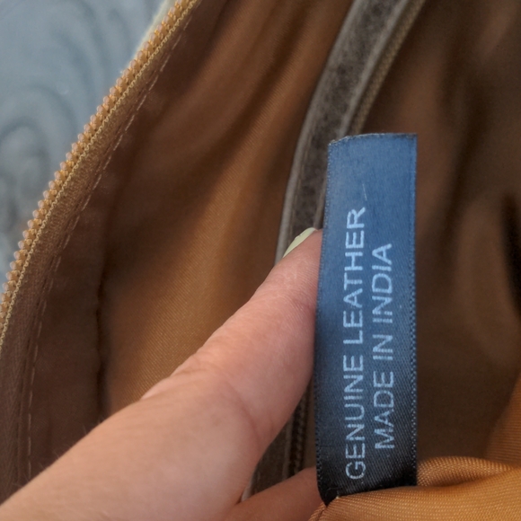 EXCLUSIVE Olivia Riegel Gold medium size handbag with satin interior - Picture 4 of 8